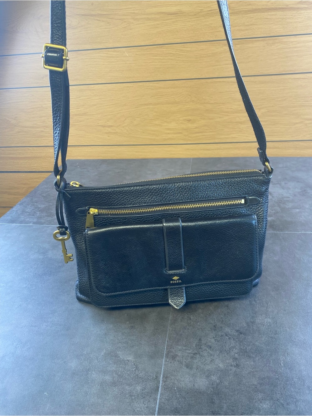 Fossil Black pebbled Leather Crossbody w/ Gold Accents, adjustable strap & key